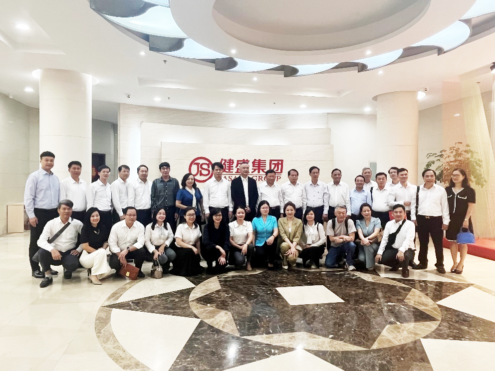 越南清化省省委常委、省人民委员会常务副主席阮文诗带队莅临德赢VWIN集团总部调研